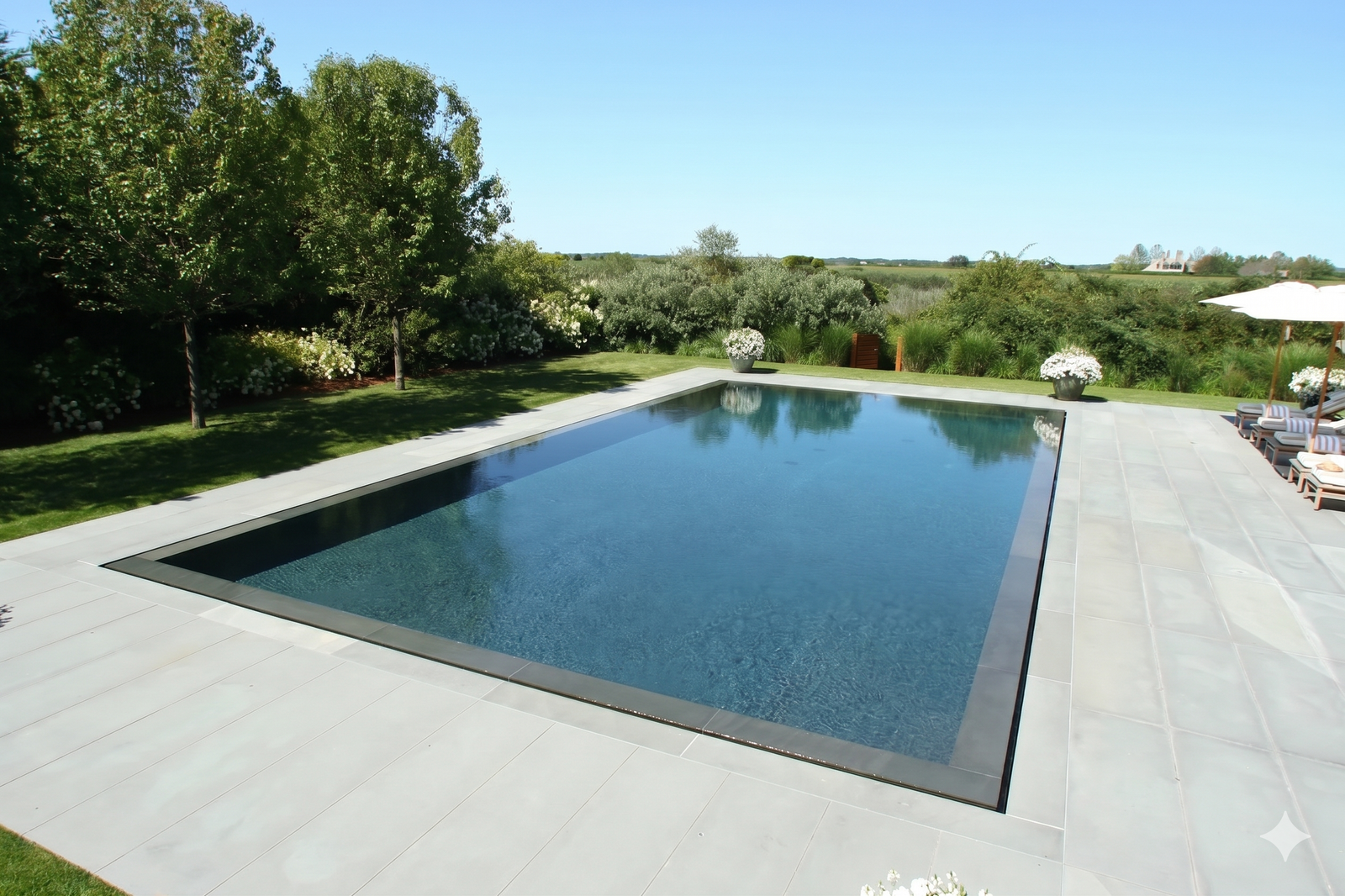Großer Überlaufpool im Garten