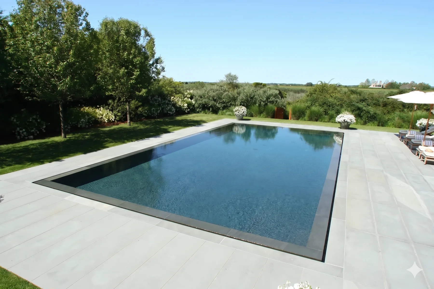 Großer Überlaufpool im Garten