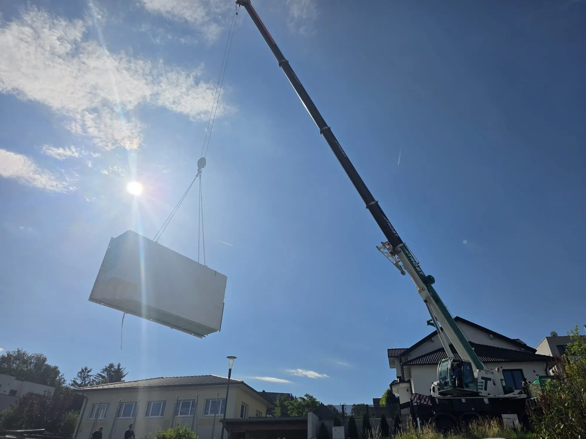PP-Becken wird per Kran auf die Baustelle gehoben